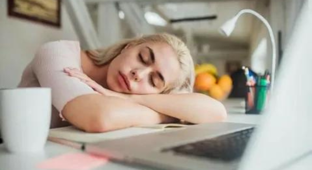 “10 Signs Your Body is Warning You About a Health Issue, Including Salt Cravings and Excessive Sleep”